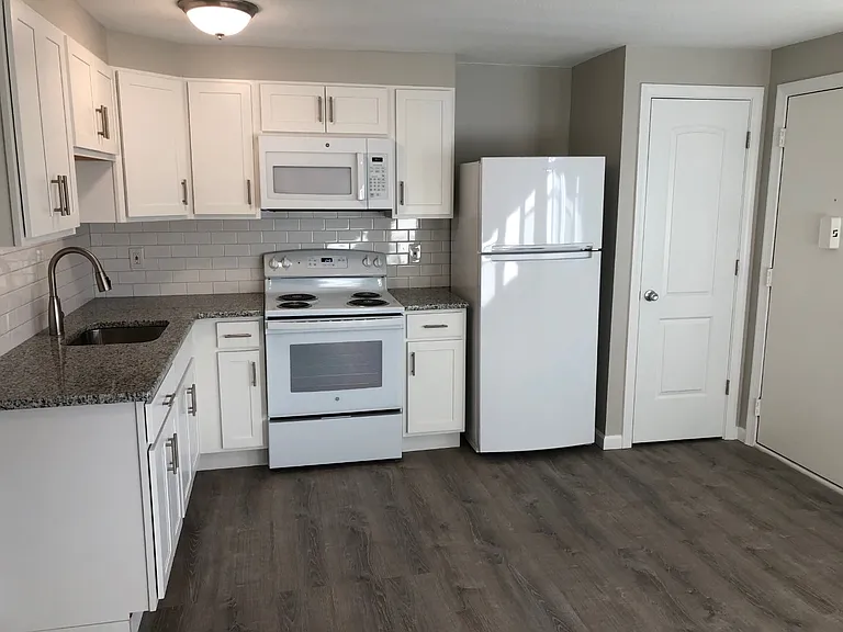 Crestwood Apartments — Photo 6