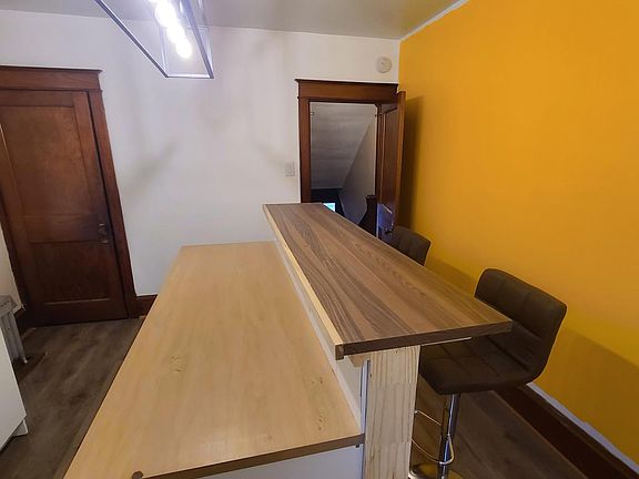 2nd image of 1-703 W Race St #1