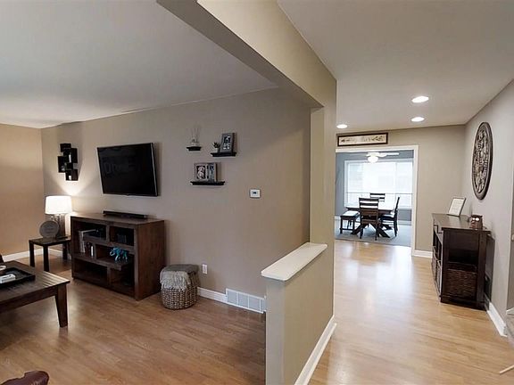 2nd image of 5715 Willowbrook Dr