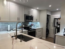 1523 E Hillsboro Blvd