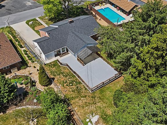 2nd image of 203 N Rosemont Ave
