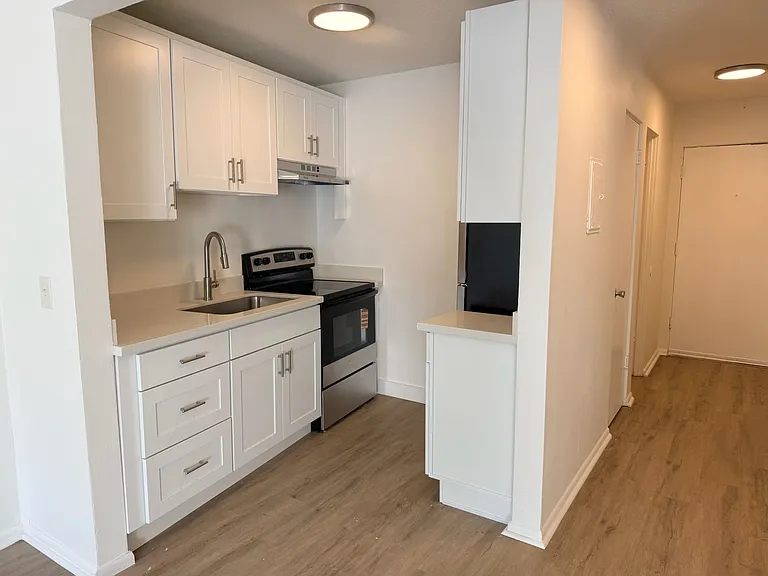 Crescent Apartments — Photo 5