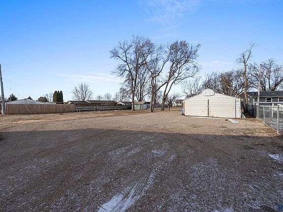 5th image of 305 S Louise Ave
