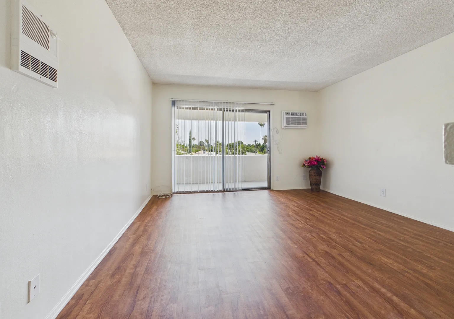 Sepulveda Manhattan Apartments — Photo 4