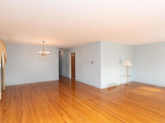2nd image of 5637 Sagecrest Dr