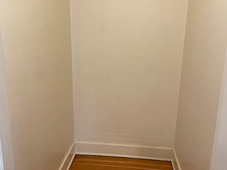 Olympia Court Apartments — Photo 36