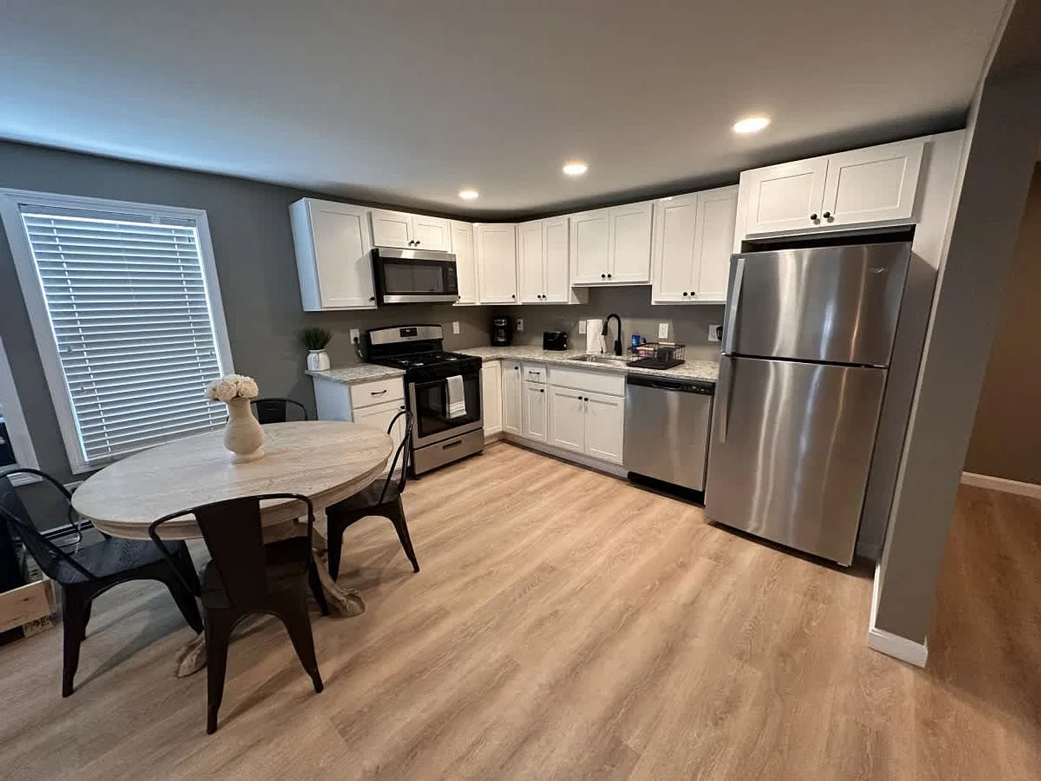 2 bed, 1.0 bath, 839 sqft, $8,371 — Photo 3