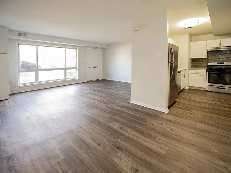 Tomlinson Court Apartments — Photo 13