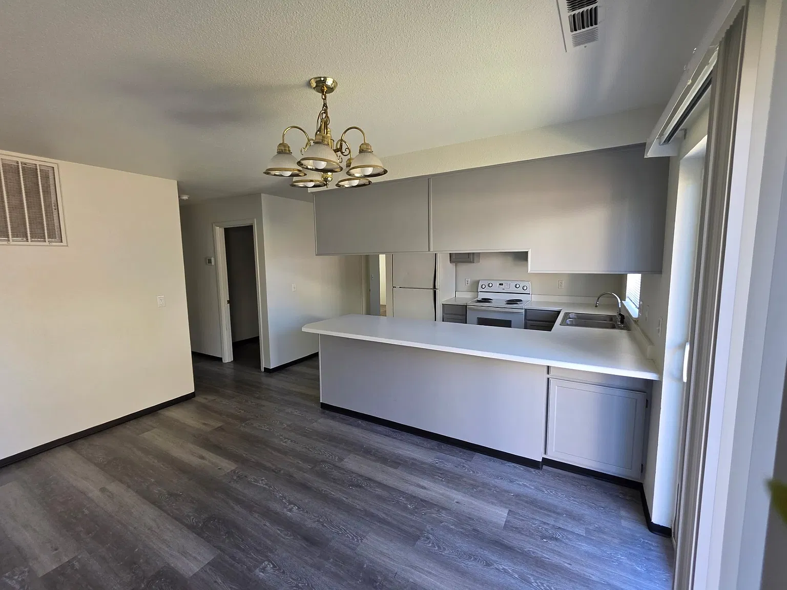 3 bed, 1100 sqft, $1,600 — Photo 2