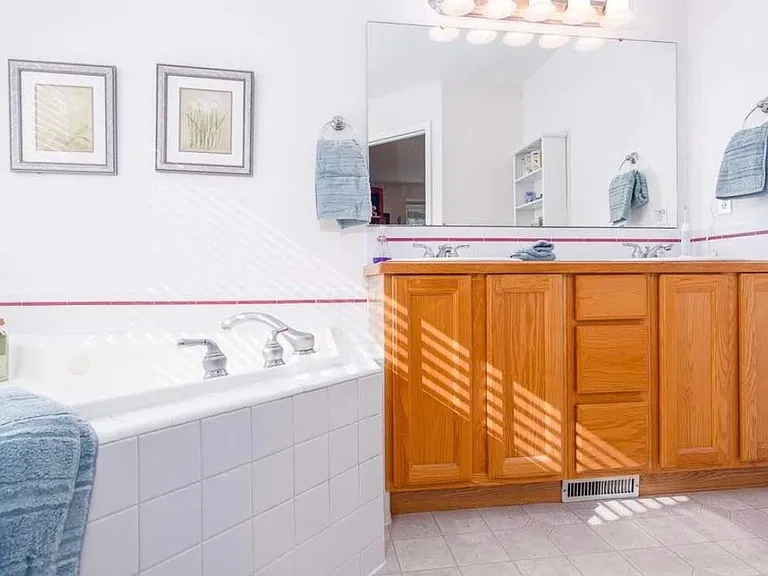 10531 W Greenleaf St — Photo 8