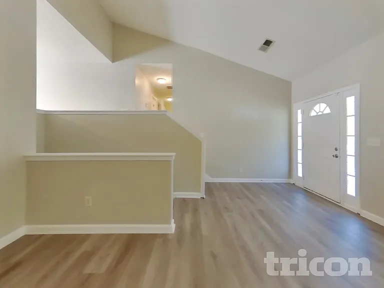 103 Fairfax Dr — Photo 2