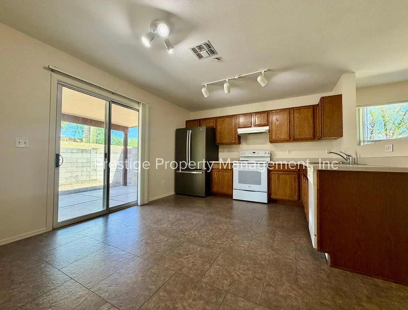 Come Check Out this 2/1 on the Northwest Side With A Split Floorplan — Photo 2