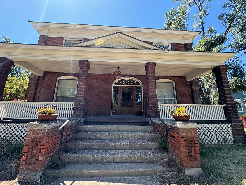 1701 4th St