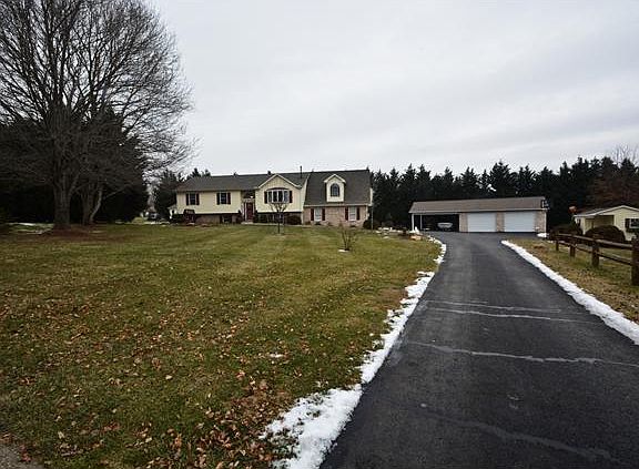 Long private drive to flag lot