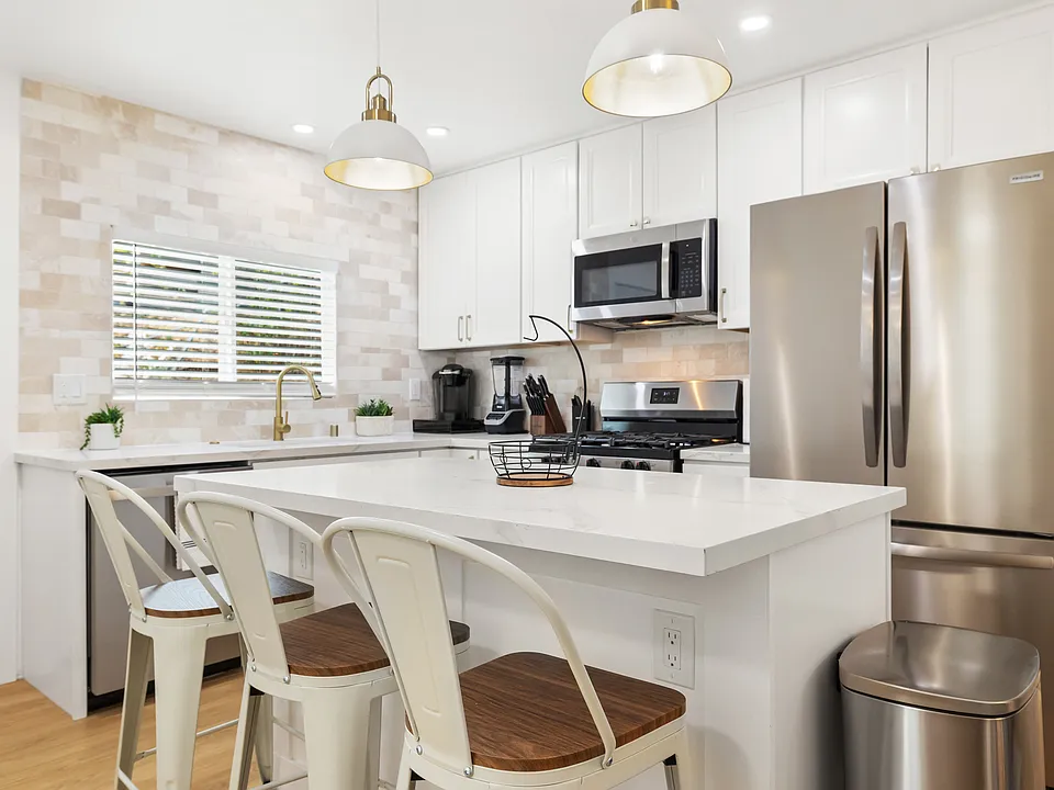 3940 Alta Loma Dr