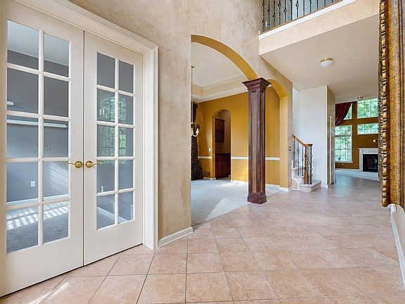 4th image of 8 Lewis Dr