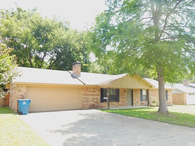 805 Corey Dr — Photo 2