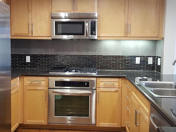 4th image of 931 E Walnut St Unit 202