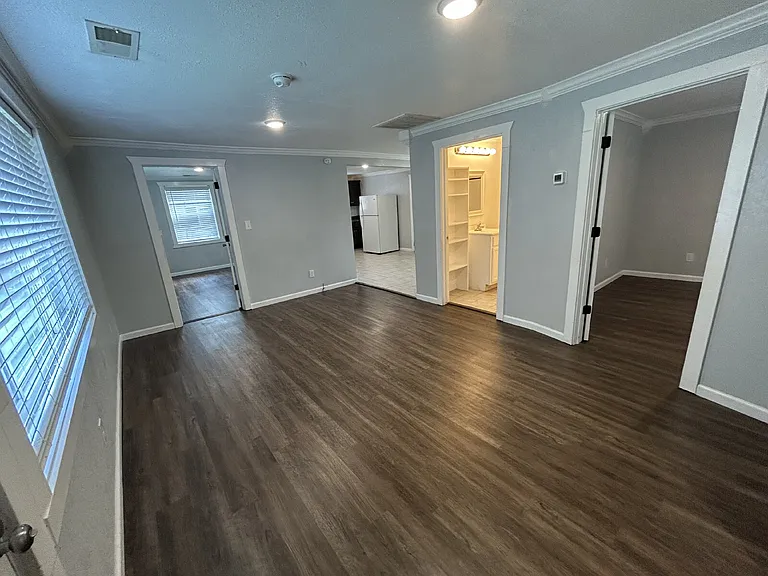 207 S 19th Ave — Photo 3