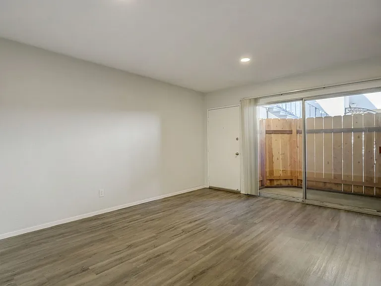3537 Clarington Ave — Photo 28