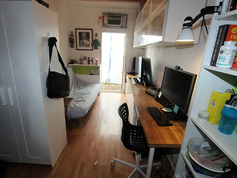 Private bedroom Building is located in a great area in fishtown — Photo 2