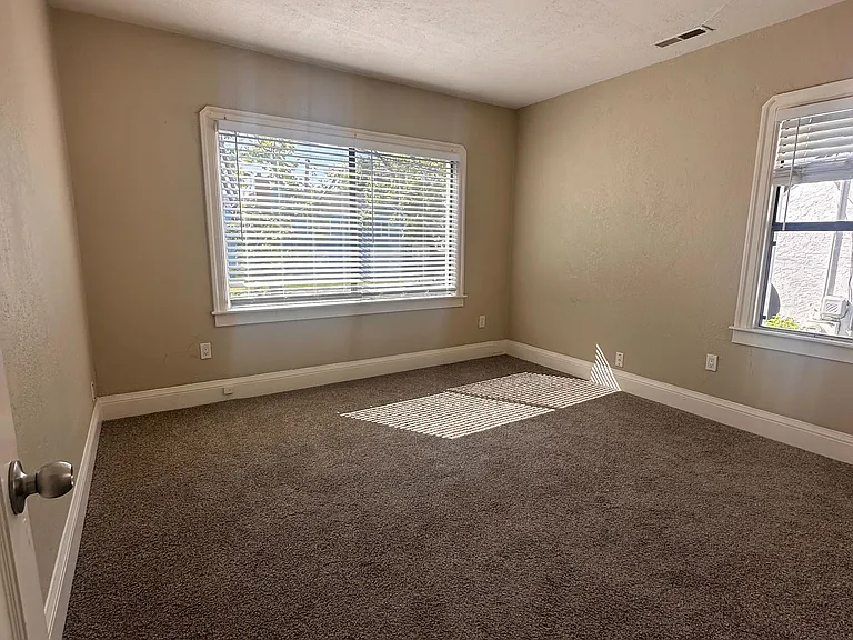 1440 Beach St — Photo 4