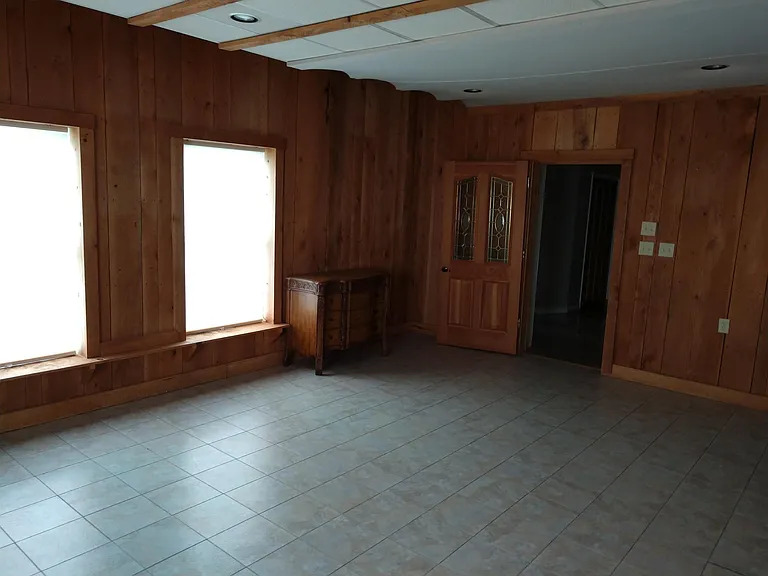 Unfinished bonus room. Obs. dresser not available