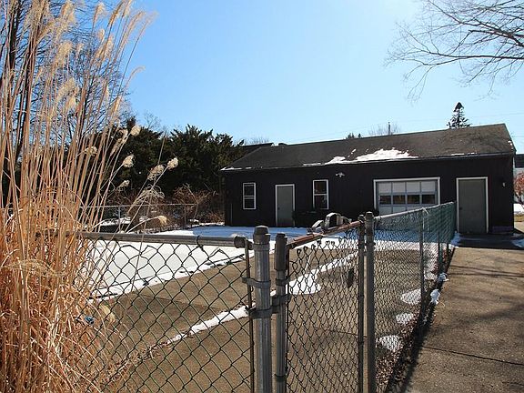5th image of 42 Linden Ave