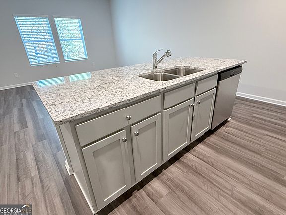 4th image of 460 Oakwood Dr