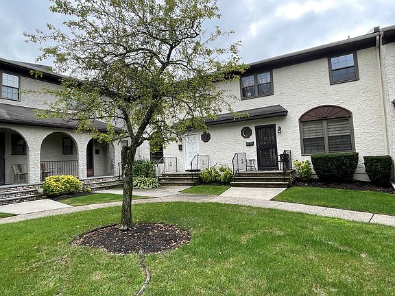 3rd image of 69 Somerset Dr #15H