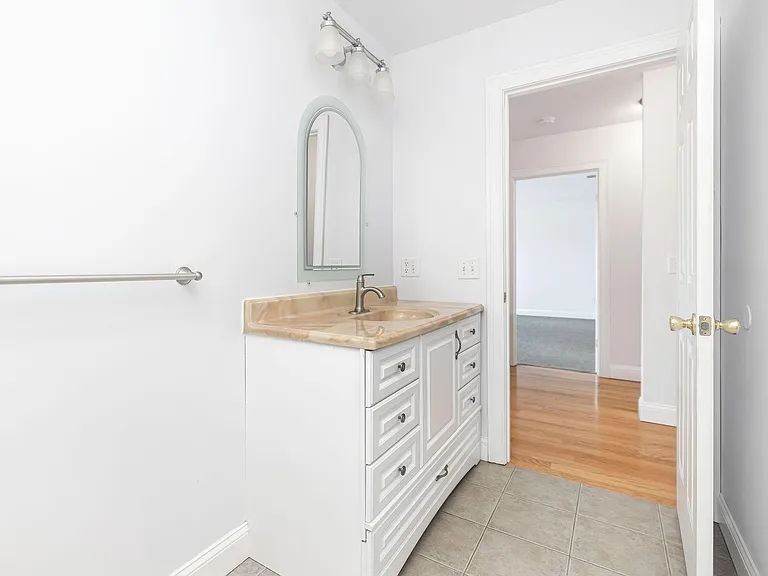 54 E Silver St #B — Photo 17