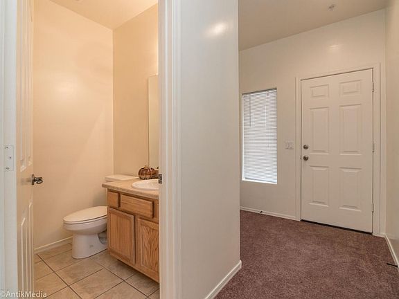 Entry Way-206 E Lawrence #224