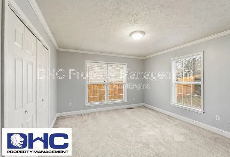 1352 Elizabeth Ln — Photo 5