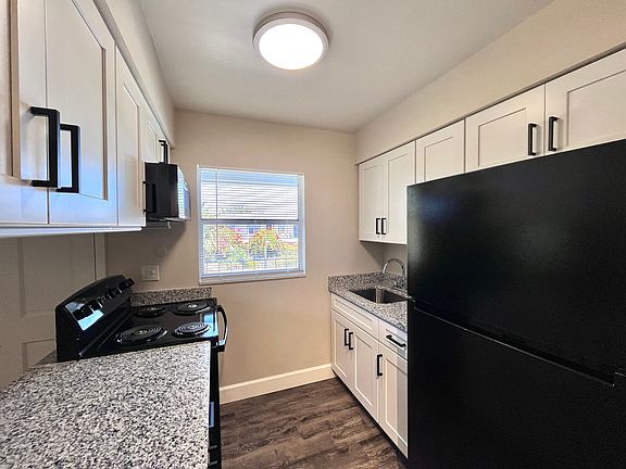 Experience the elegance of this contemporary kitchen, designed with style and functionality in mind.