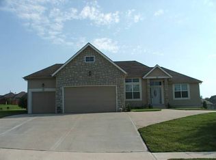 1611 Martha Cir, Smithville, MO 64089