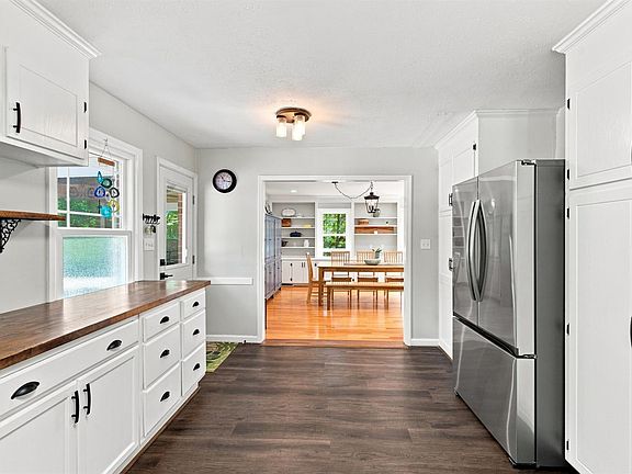 3rd image of 2420 Castle Pl