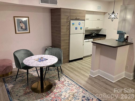 3rd image of 400 Queens Rd APT E5