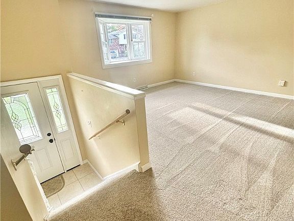 4th image of 33 Deerfield Dr