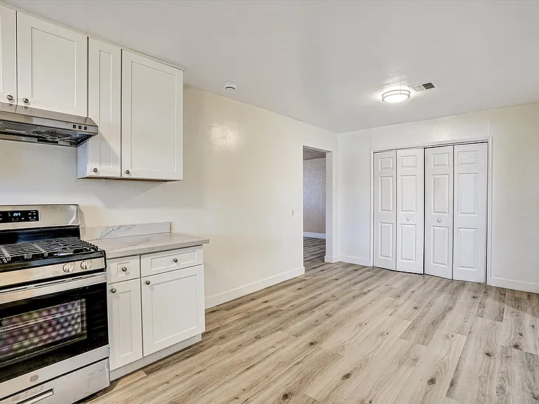 451 Wilshire Ave — Photo 9