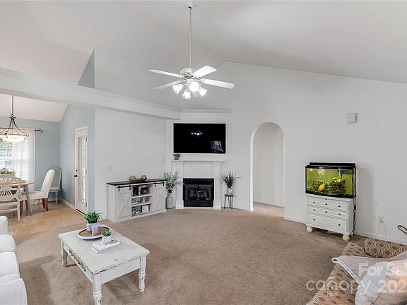 4th image of 729 Golden Bell Dr