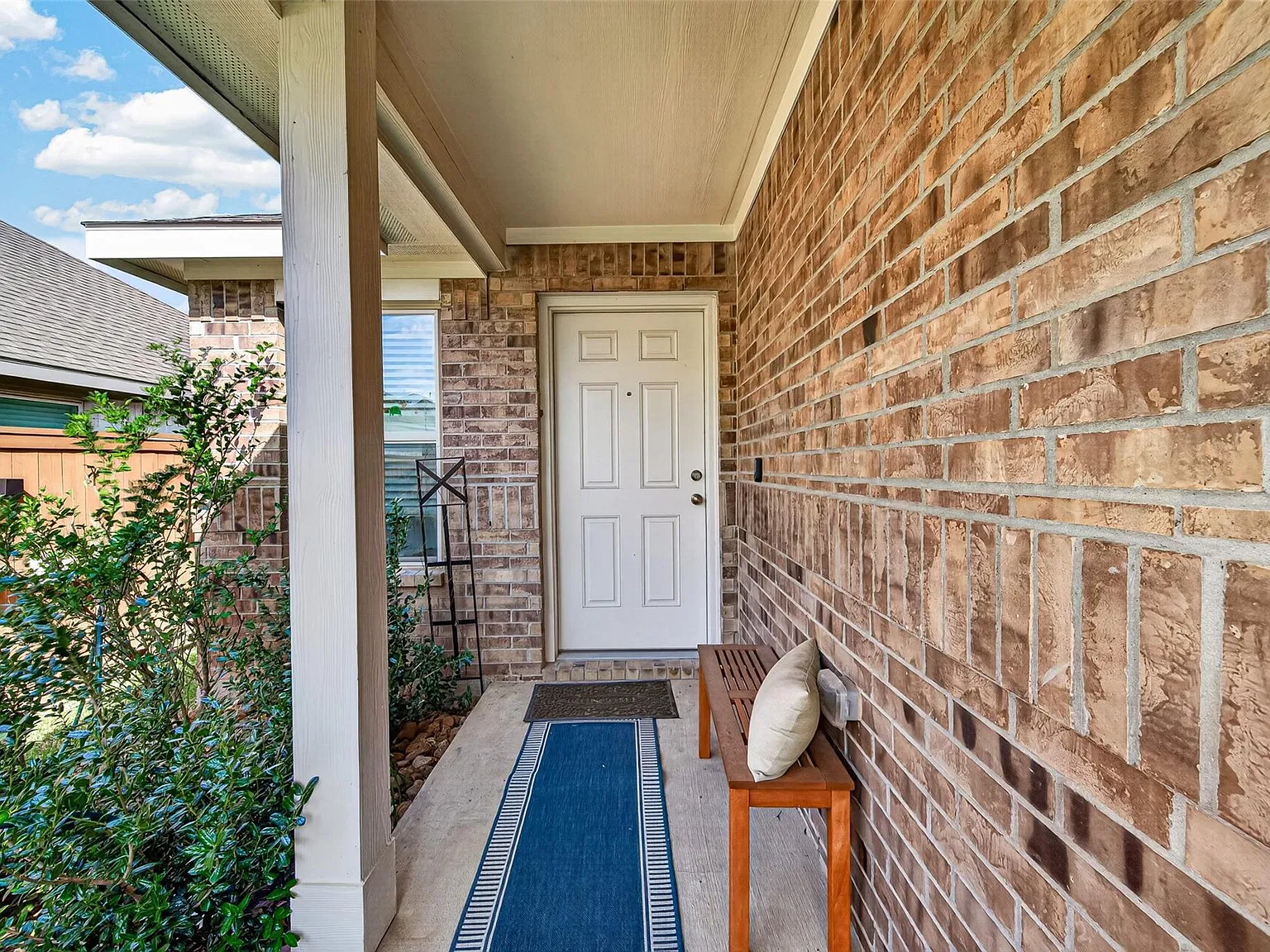 3 bed, 2.0 bath, 1350 sqft, $1,800 — Photo 3