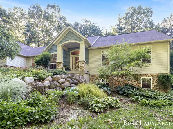 658 Headwaters Dr NE, Lowell, MI 49331