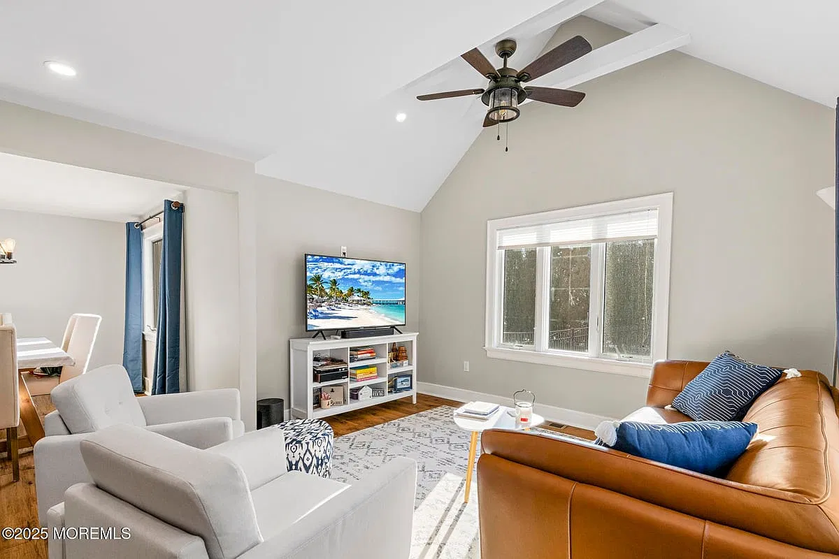 3 bed, 2.5 bath, 2421 sqft, $5,250 — Photo 3