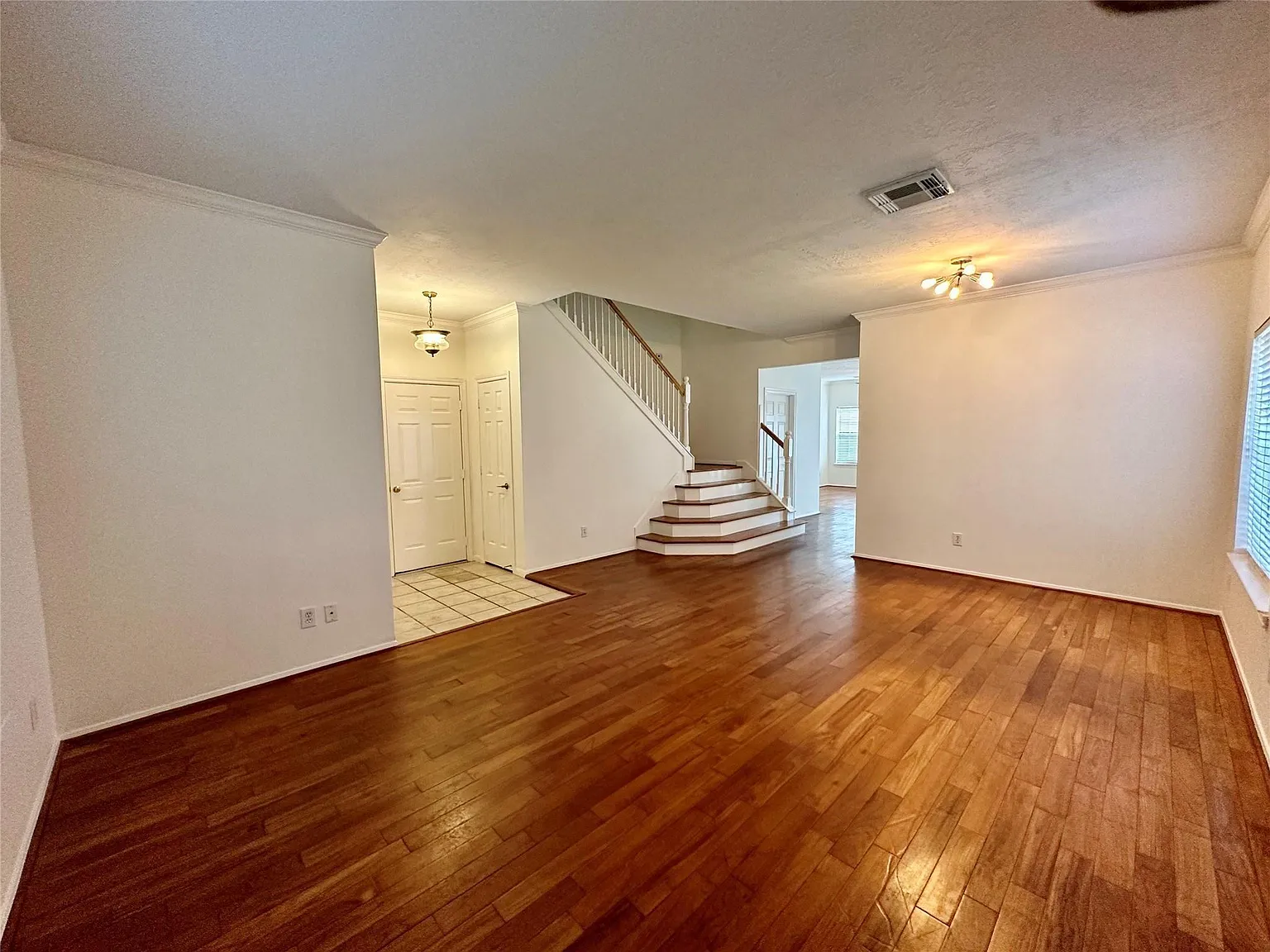 4 bed, 2.5 bath, 2102 sqft, $2,500 — Photo 3