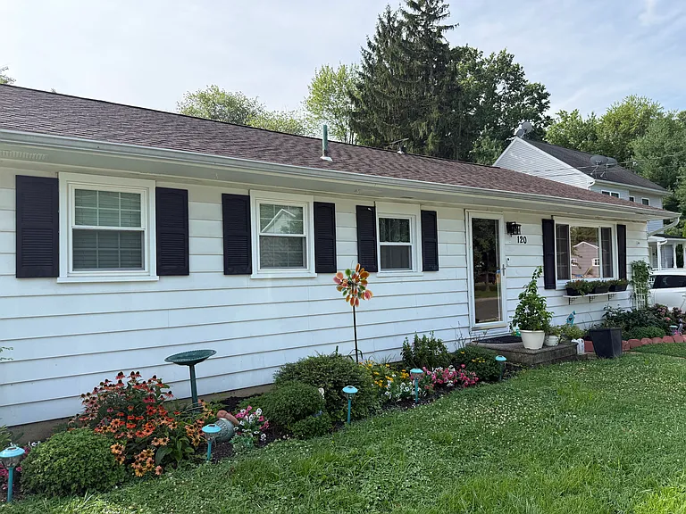 120 Lincoln Dr — Photo 1