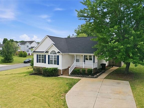 3rd image of 608 Fernway Dr