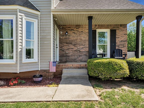 3rd image of 1217 Parkview Dr