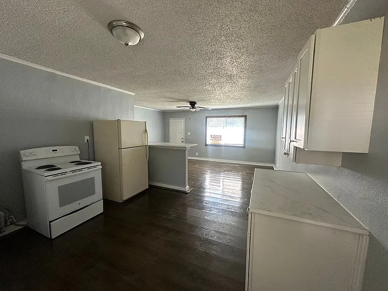 1326 Barry St — Photo 7