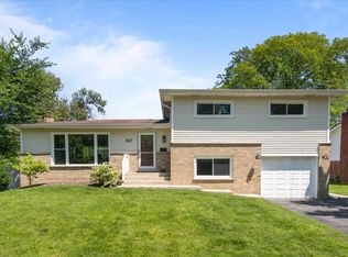 821 Castlewood Ln, Deerfield, IL 60015