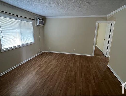 2nd image of 1927 Acacia Ave